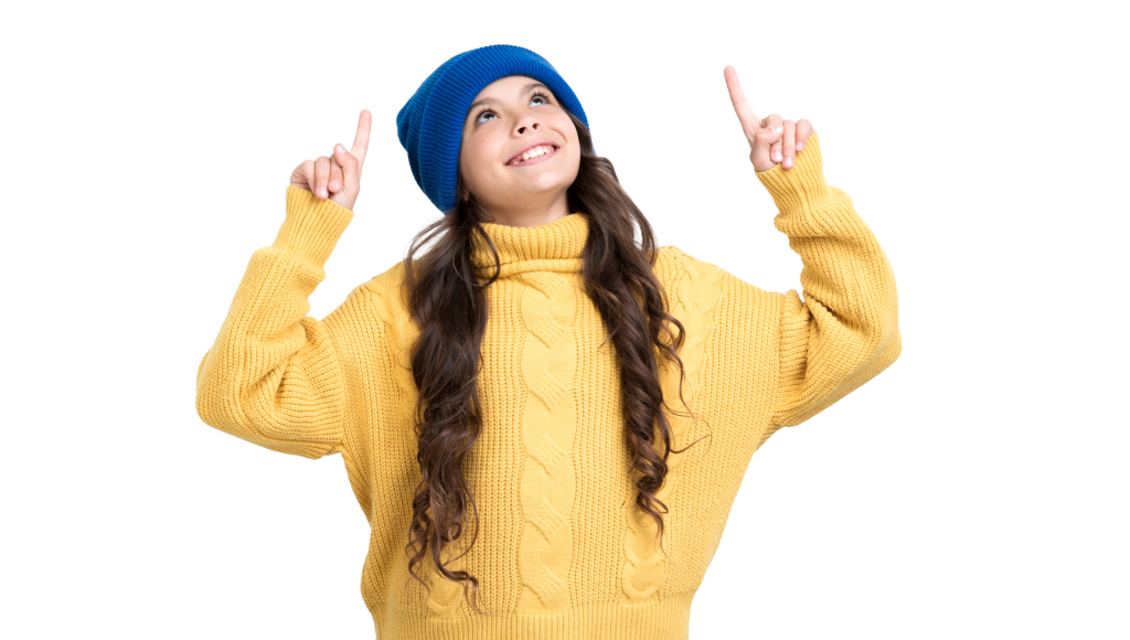 nina vistiendo ropa de temporada y senalando