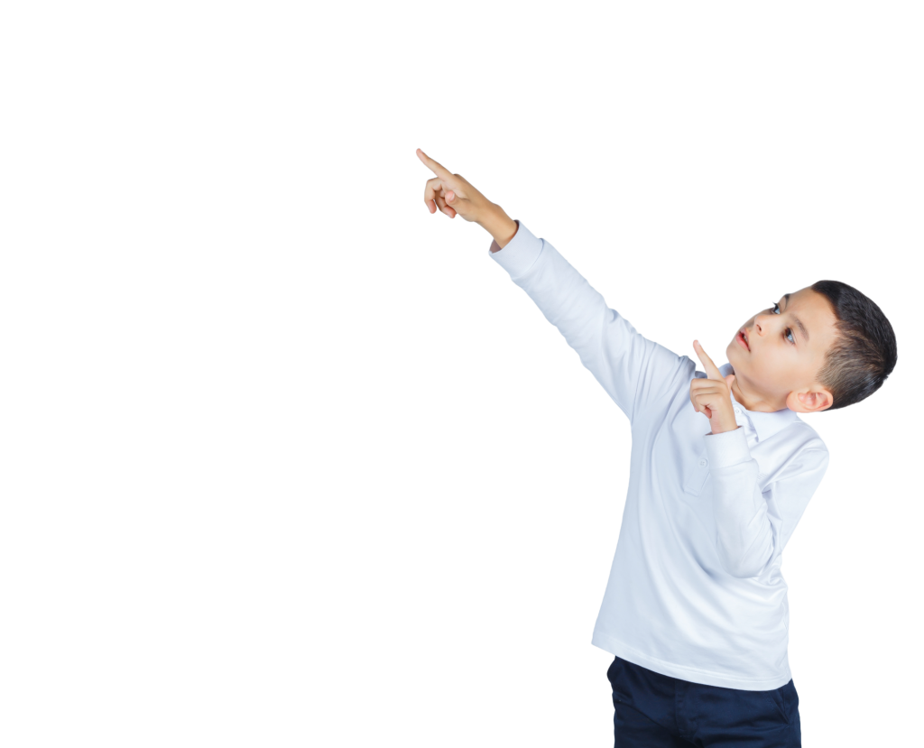 nino apuntando la esquina superior izquierda con camisa blanca pantalones y mirando confiado vista frontal